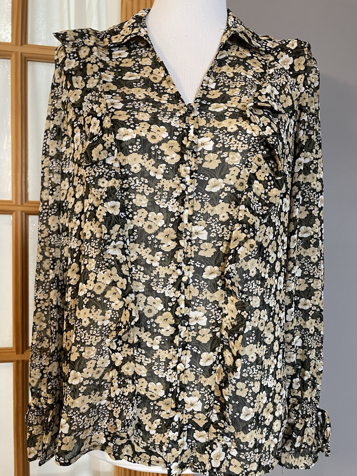 T Tahari Women’s Floral Blouse L Beige Chiffon Ruffles Romantic Cottage Fairy