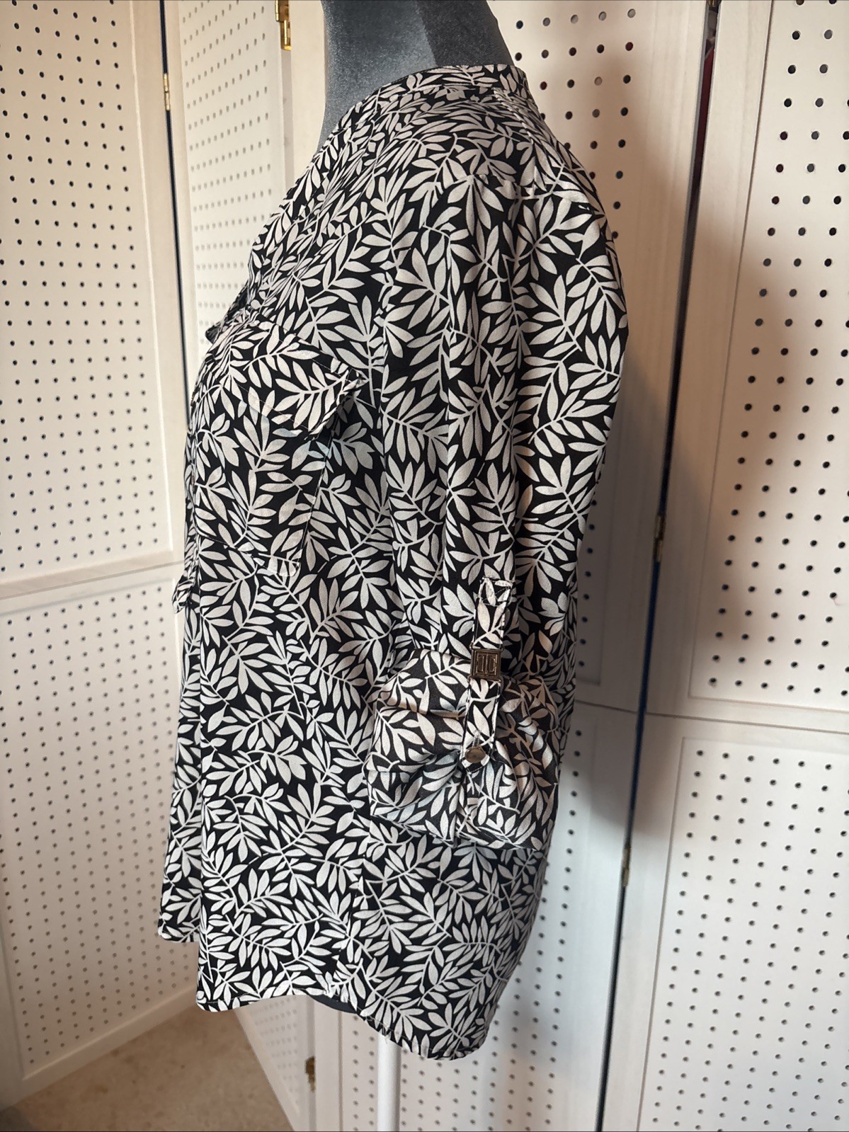 Ivanka Trump Button Cuff Long Sleeve Blouse Size Small, Excellent Condition