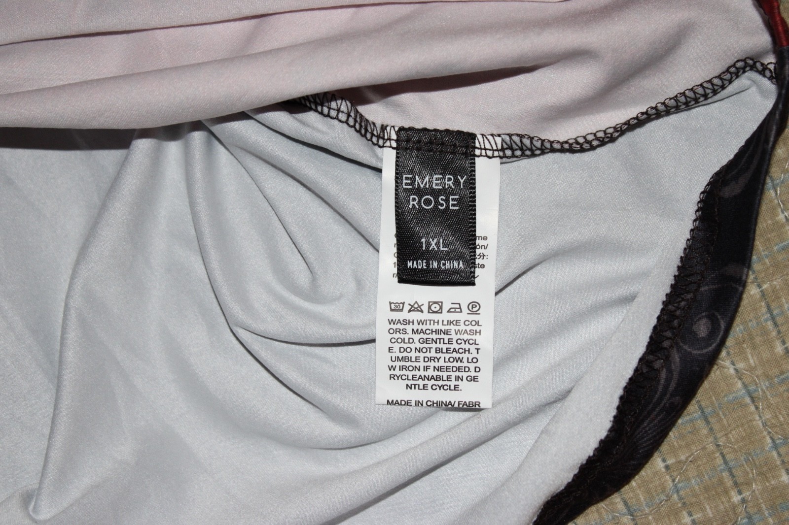 1XL NWOT Women’s Emery Rose Black Red Elbow Length Sleeves V-Neck Top