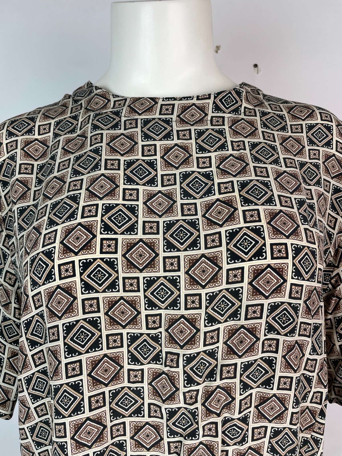 QUO-Silk Vintage 100% Silk Geometric Print Short Sleeve Crew Neck Blouse Size M