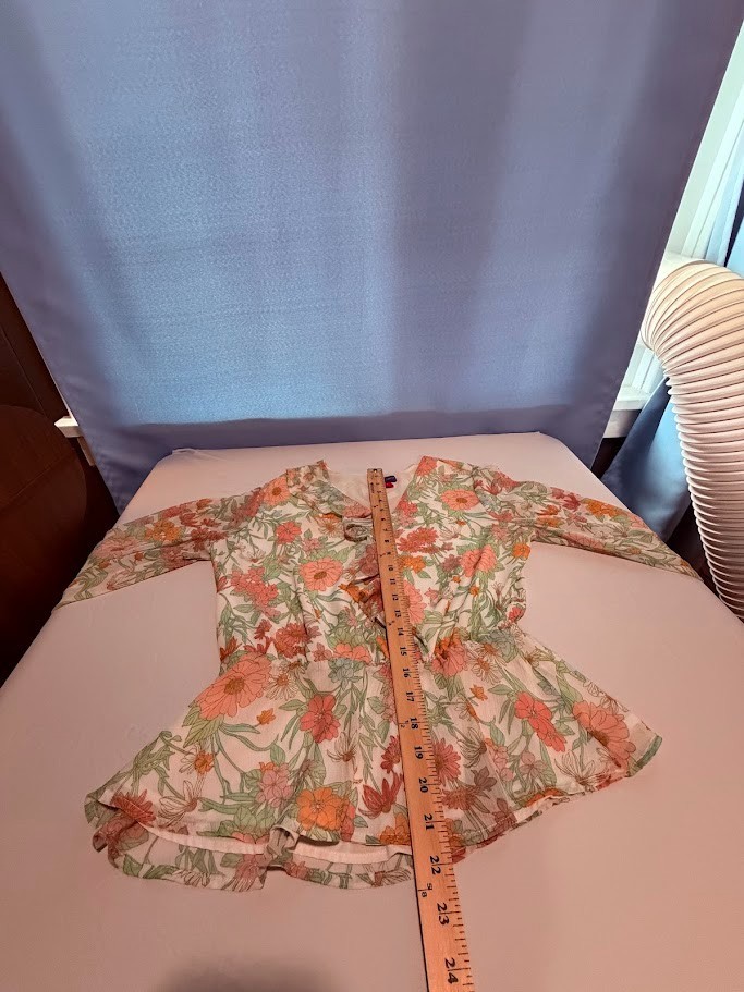 Women’s preppy floral blouse perfect for any occasion by Vince Camuto – Size S
