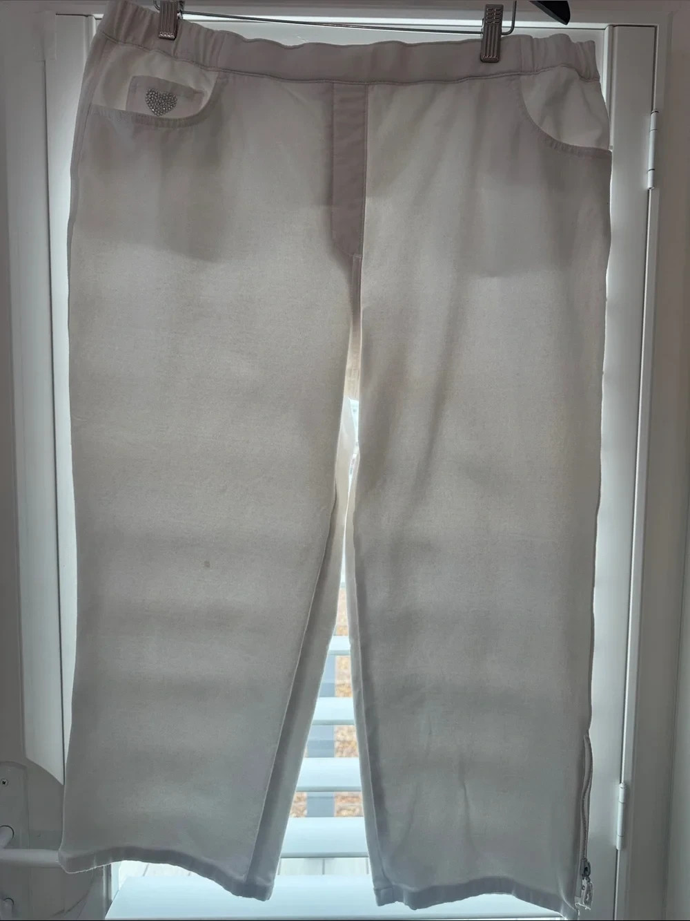 Woman’s Dream Jeannie’s Quacker Factory White Casual pull on Capri/pants XL
