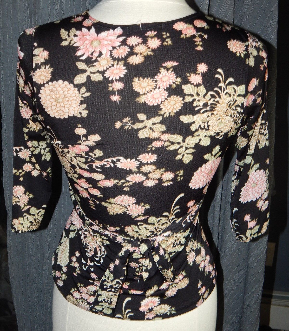 “VOL 1. ” Black Asian-style Floral Stretch Tie-Back Boho Blouse – Y2k – Med.