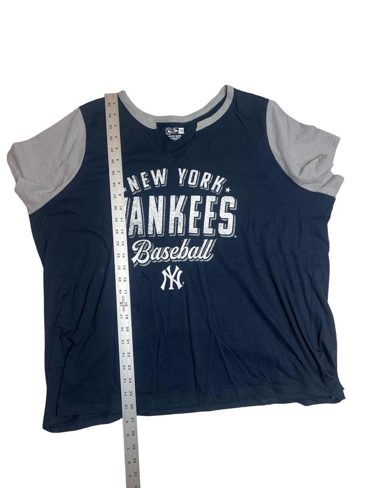 New Era Yankees Women T-Shirt S-M Navy Blue Graphic V-Neck Cut Boxy Fit Baseball