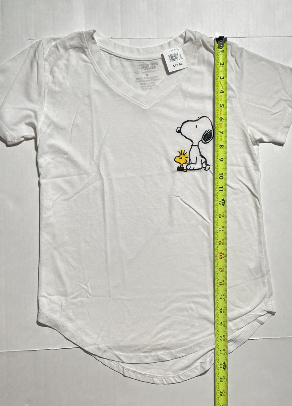 NWT Juniors Peanuts Snoopy Graphic T-Shirt White – Size Small – FREE SHIPPING