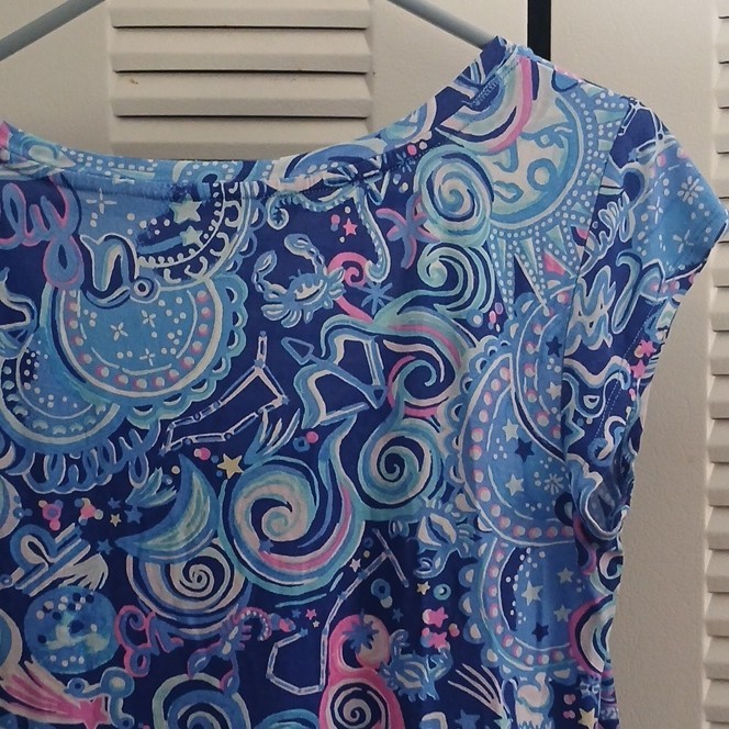 Lilly Pulitzer Women’s M Blue/Pink/White Abstract Octopus Henley V-Neck Top