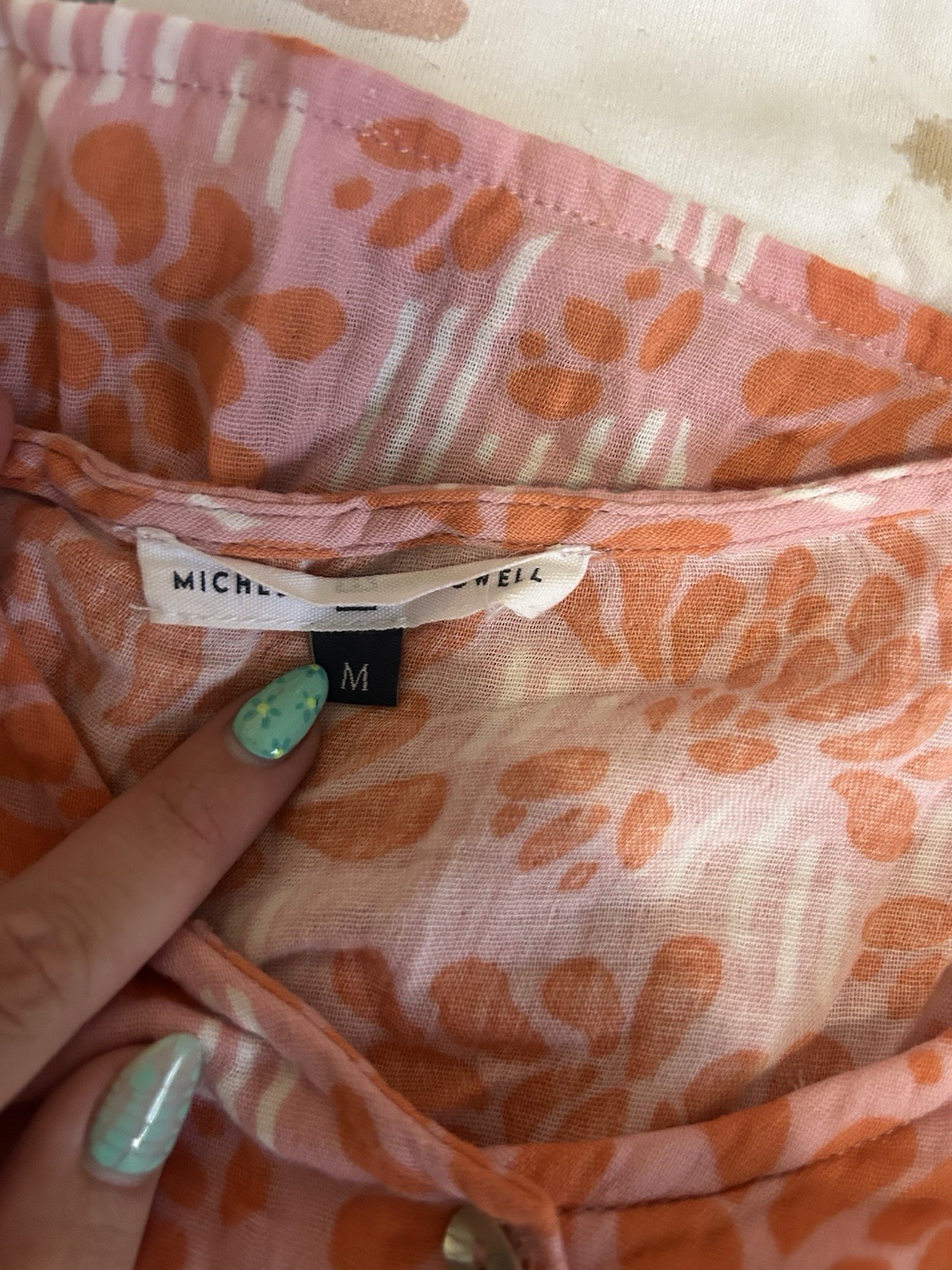 Lot 10: 13 Shirts Women’s MediumAmerican Eagle And Local Boutique Short Sleeve