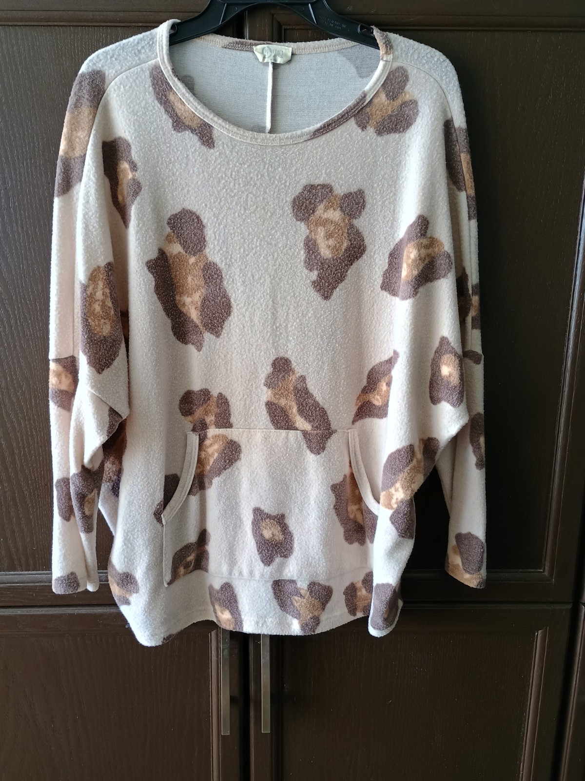 Be Stage Women’s Oversized Leopard Print Fleece Top. Size Small.