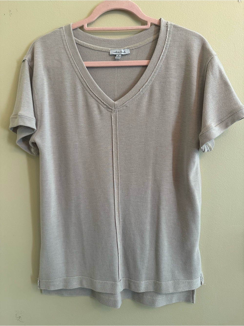 White Birch Taupe Exposed Seam V-Neck Top Short Sleeve Size Small 1103