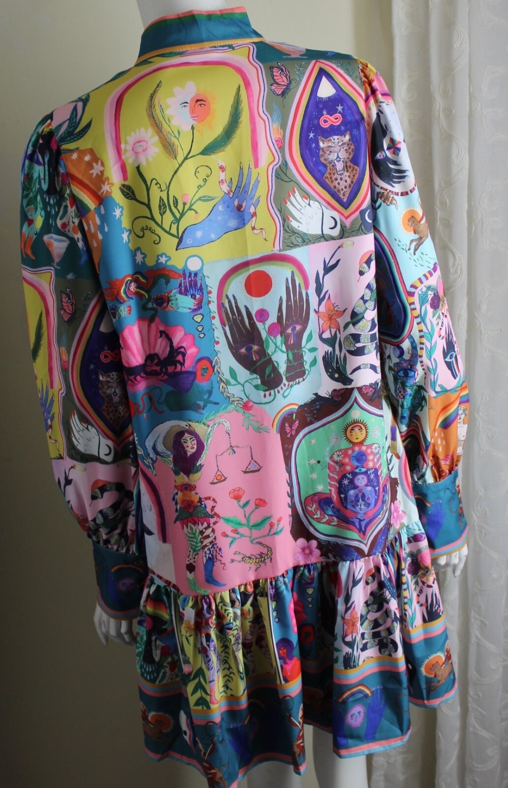 New Estate ASIAN Sz L Runs S M Art-Wear FACES Frilly Funky PRINT Tunic Top 35″L