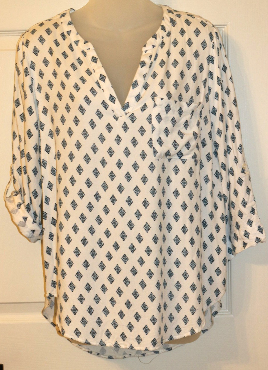 Pink Republic Geometric V-neck w/ Roll Tab Sleeve Blouse – Medium