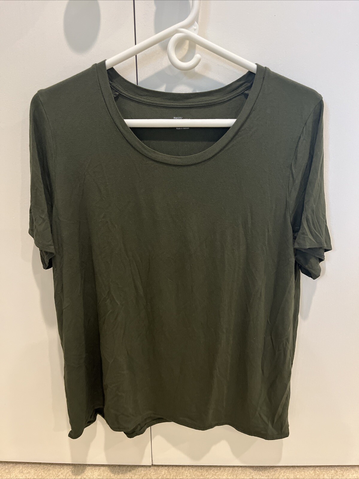 Daily Ritual – Women’s Short Sleeve Olive Green T-Shirt – Size Large