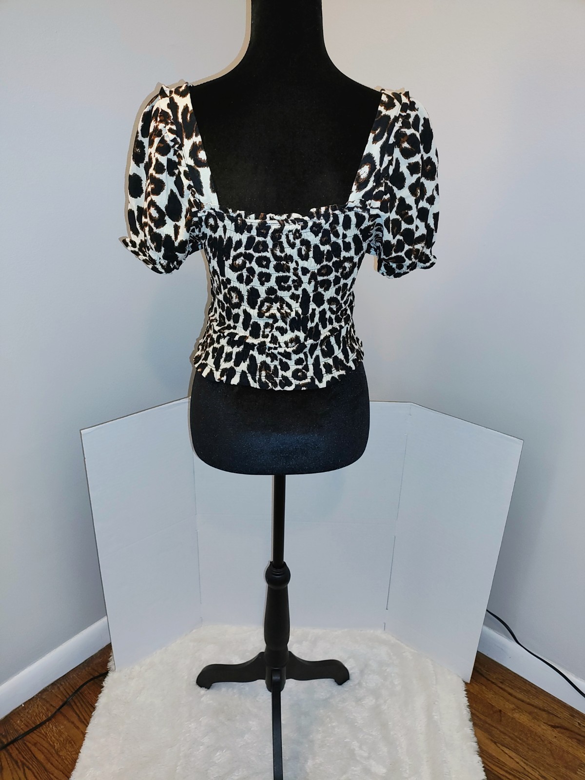 Monteau Los Angeles Women’s M Leopard Smocked Square Neck Puff Sleeve Crop Top