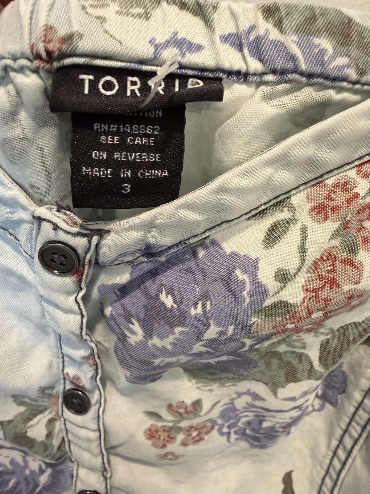 Torrid Size 3X / 3 Light Wash Purple Floral Denim Button Down Tank
