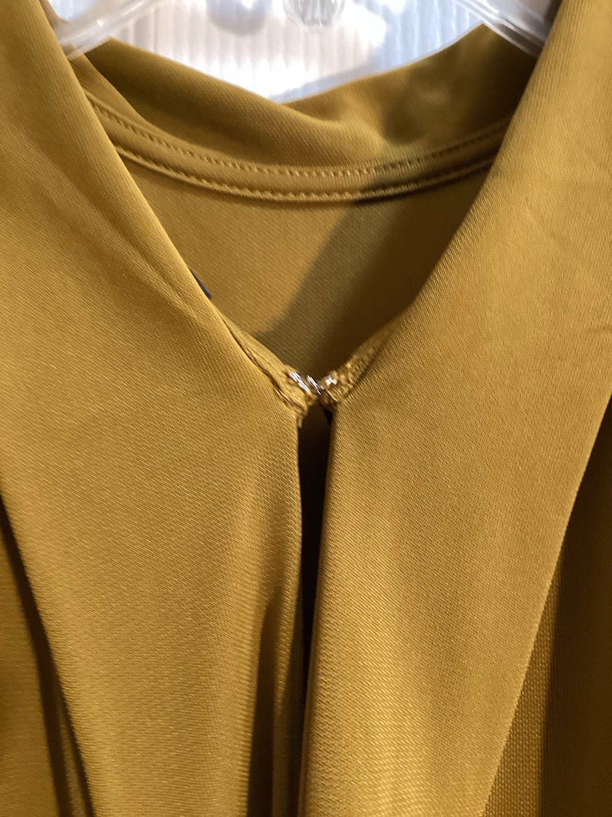 Ann Taylor Olive Solid Tie-Neck Sleeveless Knit Stretch Blouse Womens M
