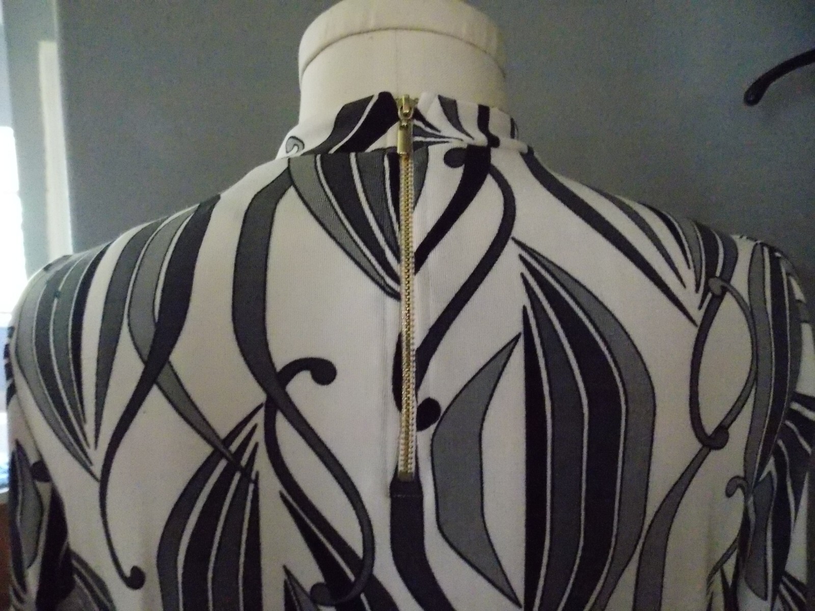 Chico’s Travelers White Black Gray Groovy Print Back Zip Hi Lo Tunic SZ 3P (PXL)