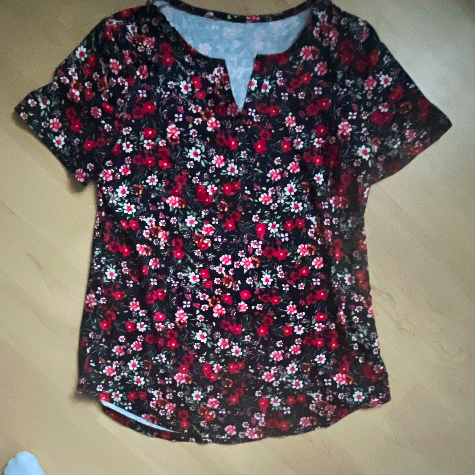 Women’s Black Red White Floral Keyhole Neck Short Sleeve Knit Blouse S