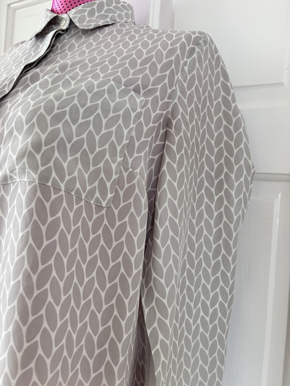 JIGSAW .. Grey & White Long Sleeve 100% SILK Blouse Sz 10 – Exc. Cond.