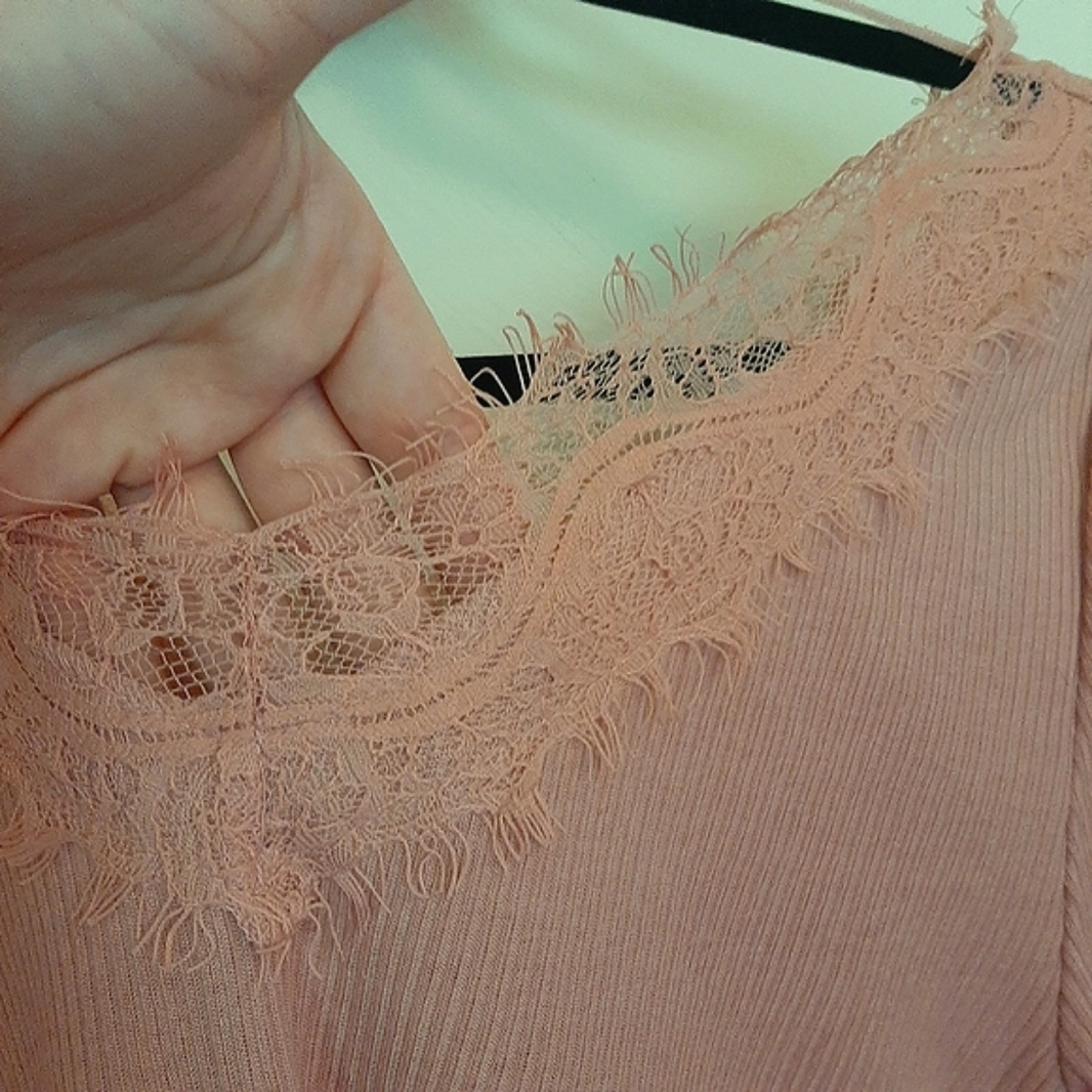 Candies Top Womens Size Medium Pink Ribbed Knit Eyelash Lace V Neck Lettuce NWT