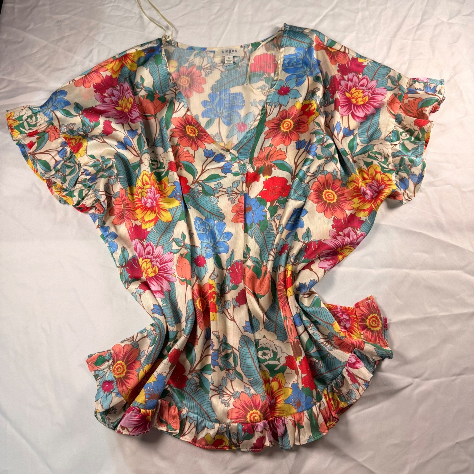 Umgee Women Floral V-Neck Flutter Sleeve Ruffle Hem Satin Blouse Multicolor S