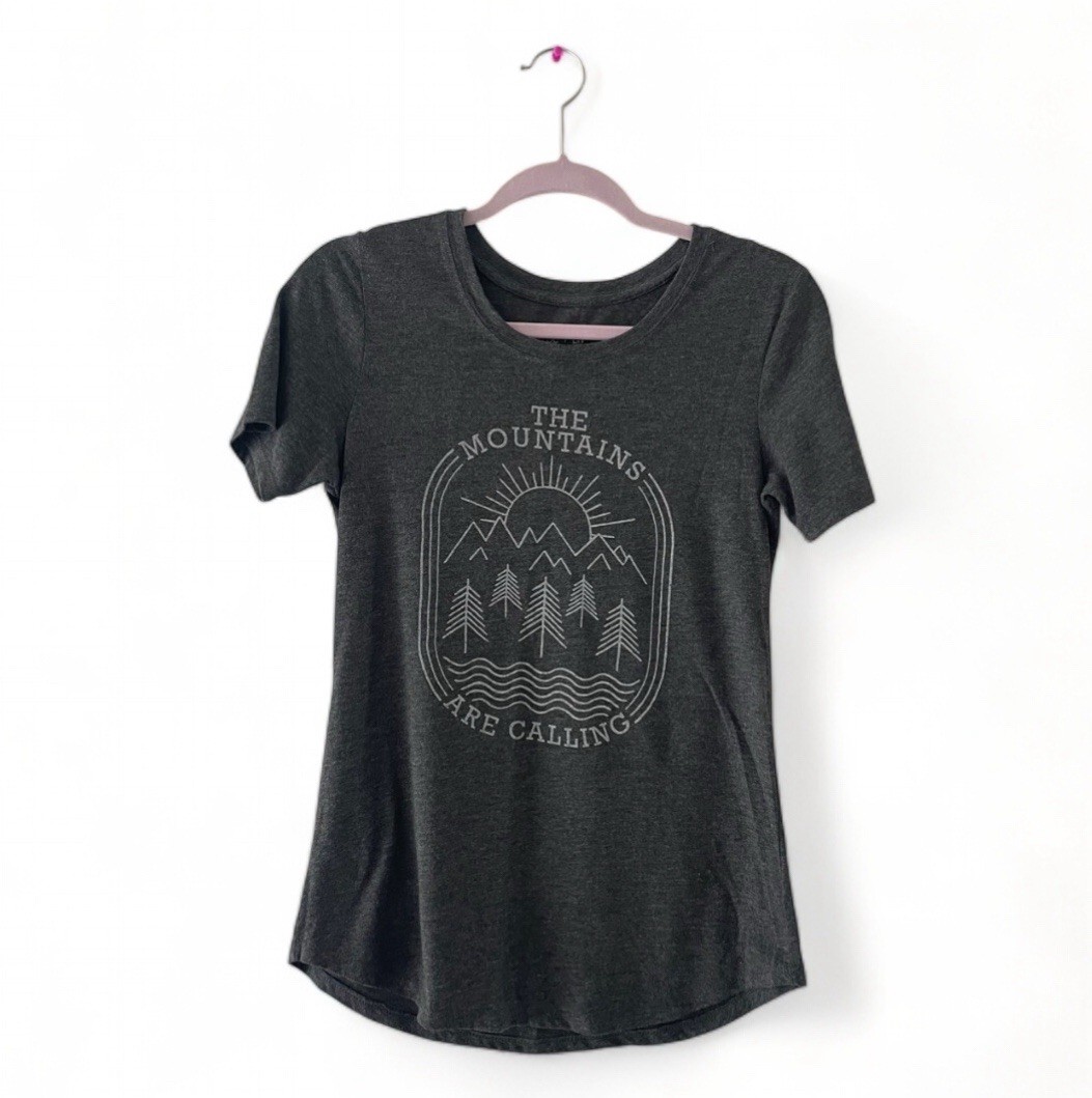 Zoe & Liv The Mountains Are Calling Graphic Tee Dark Gray Size XS