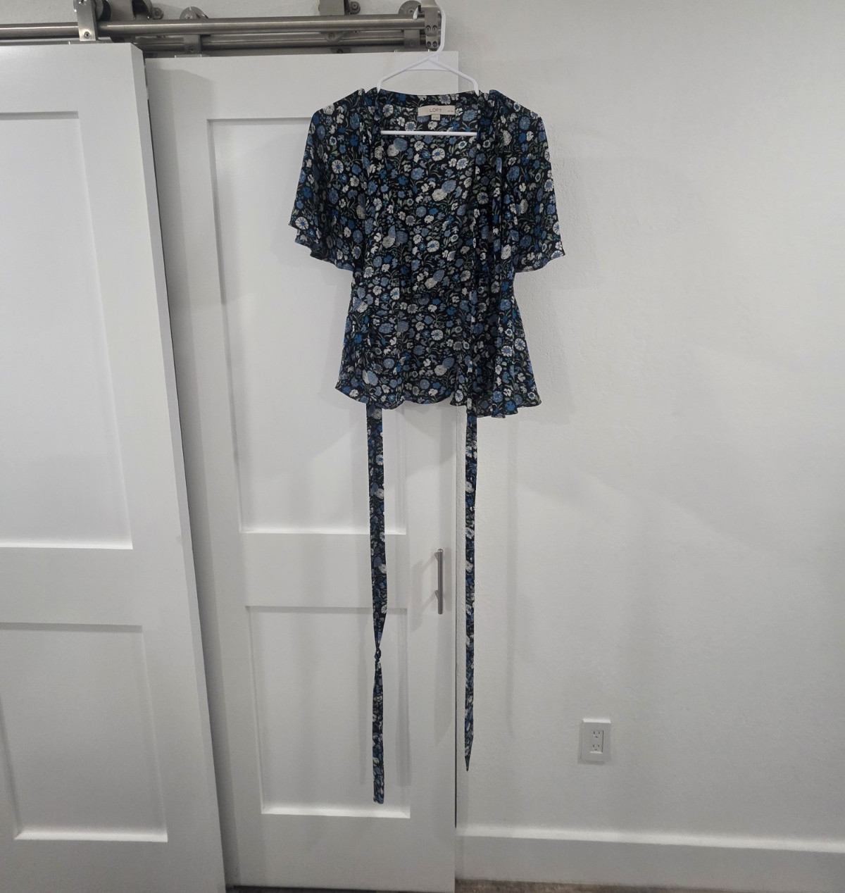 LOFT Women’s SP Petites Black Blue Floral Short Sleeve Tie Waist Blouse