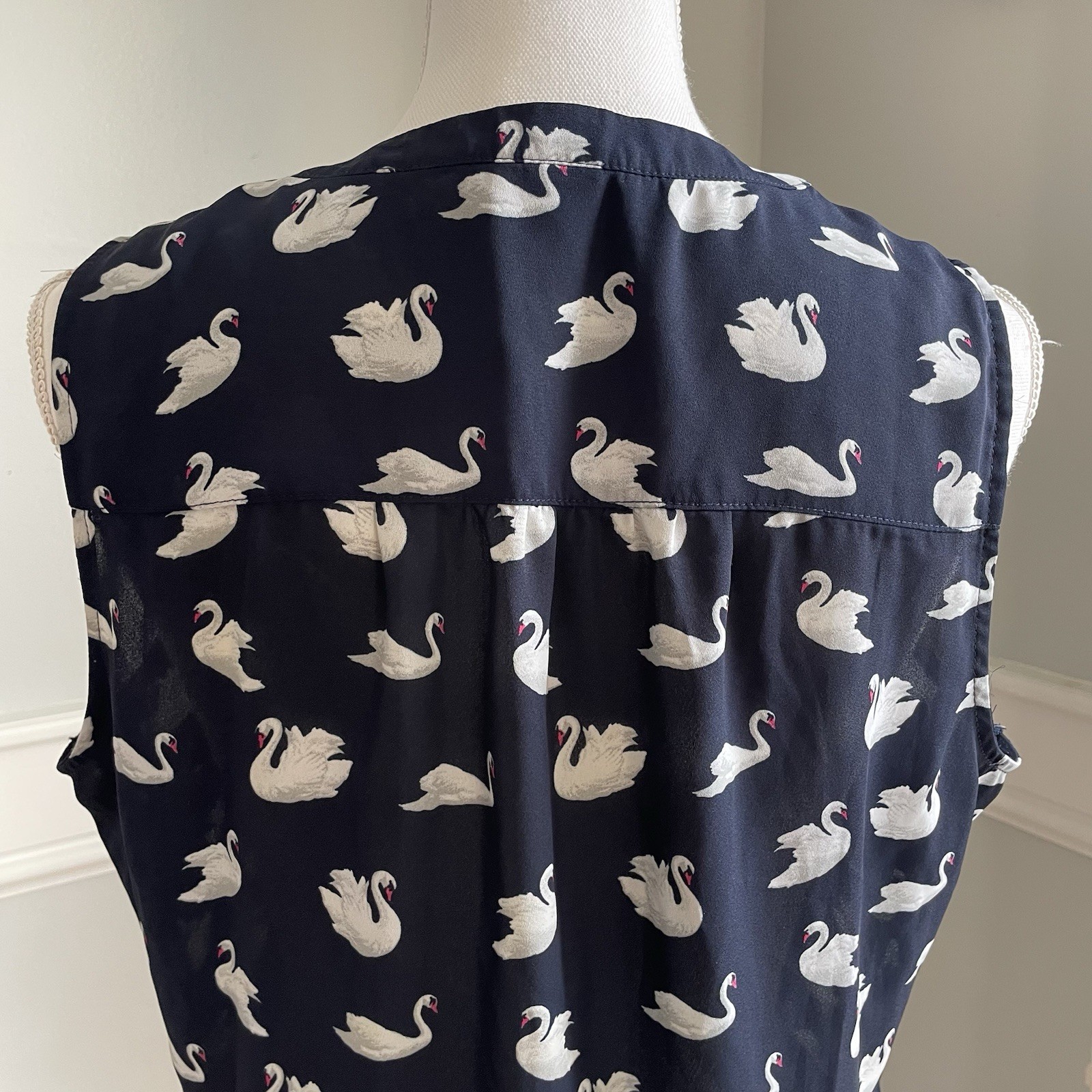Soho Jeans Women’s Medium Sleeveless Swan Print Blouse Navy Medium Button Up