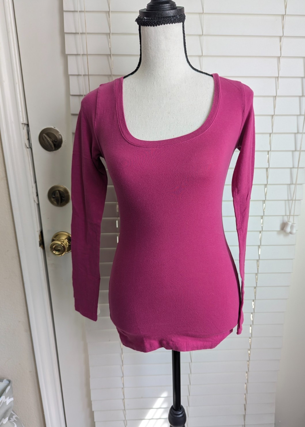 Wet Seal Size S Vintage Y2K Magenta Bella Swan Long Sleeve Scoop-Neck Tee