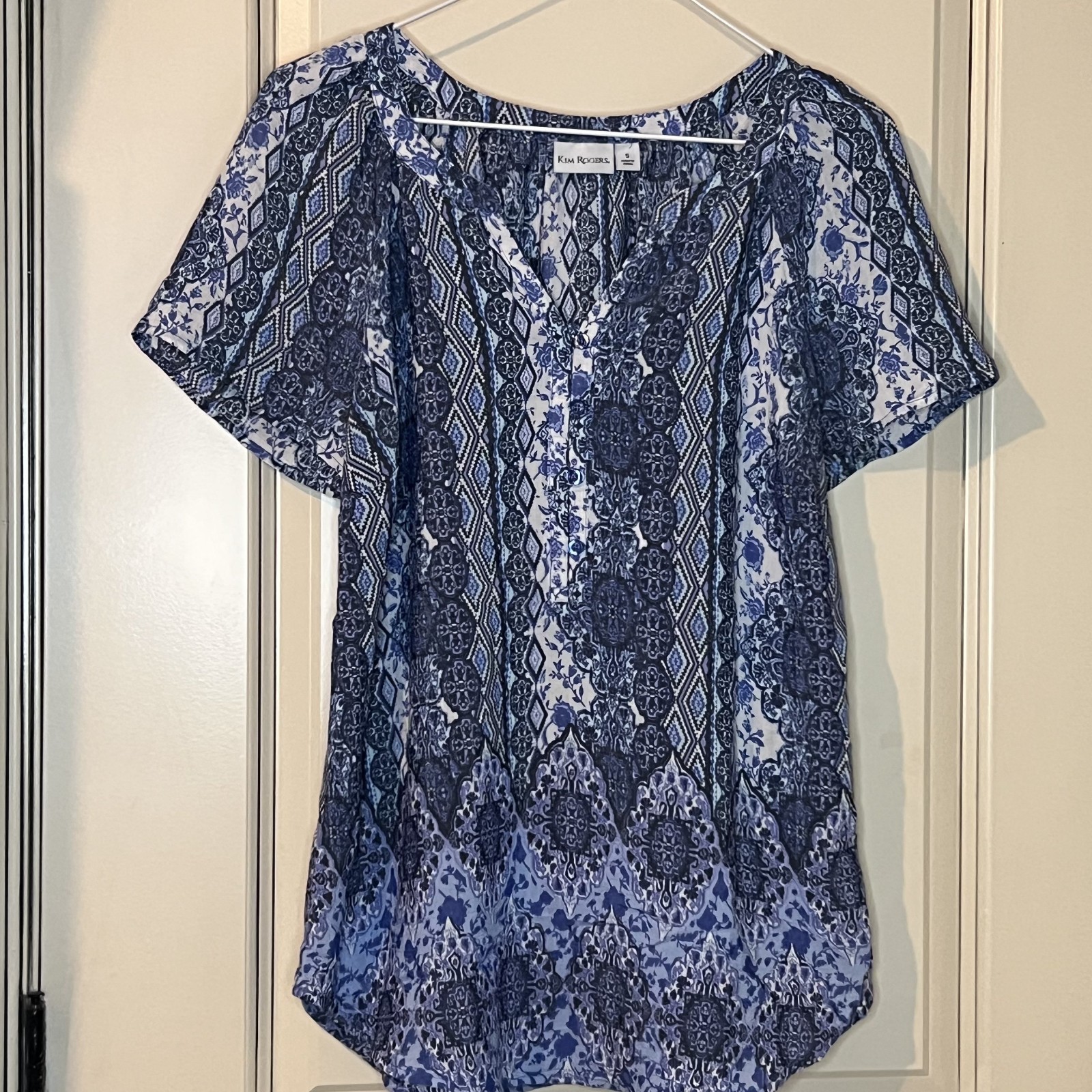 Kim Rogers Blouse Womens Small Blue White Paisley Medallion V-Neck Top Shirt