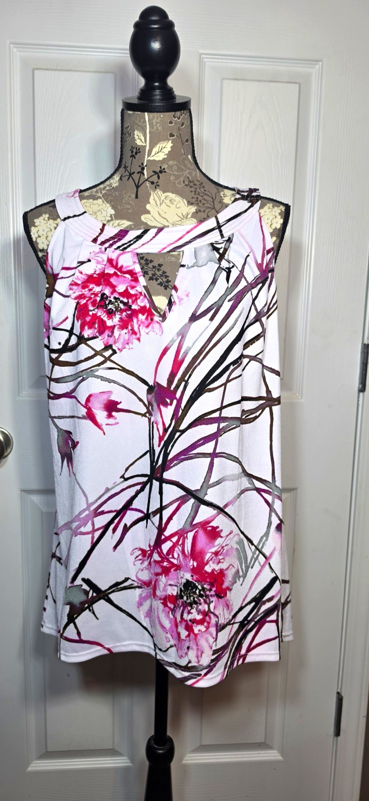 Essentials by Milano Women’s L/XL Floral Sleeveless V-Neck Blouse White Pink