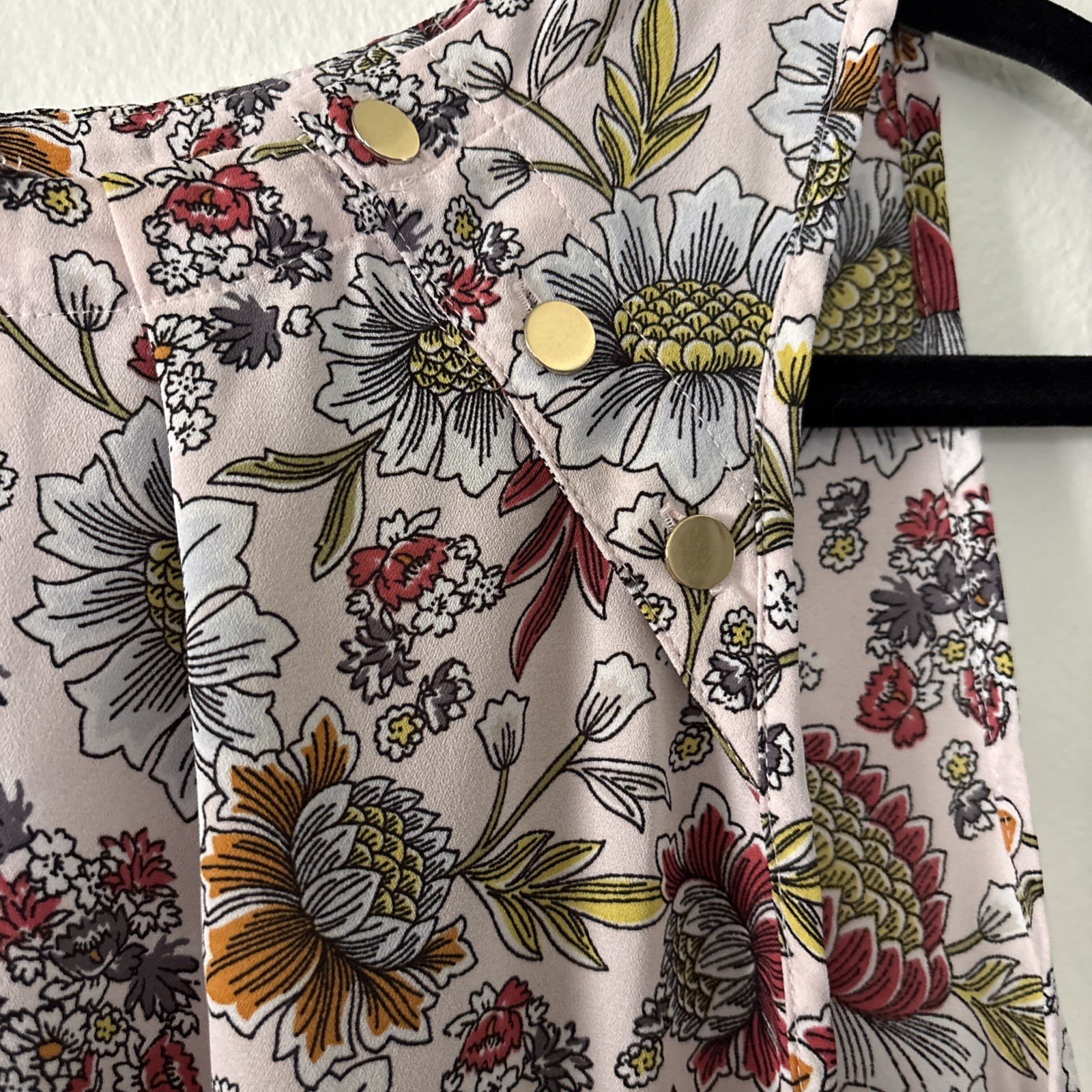 Loft Petite LP Floral Pullover Blouse Top Gold Decor Buttons Career Work Travel