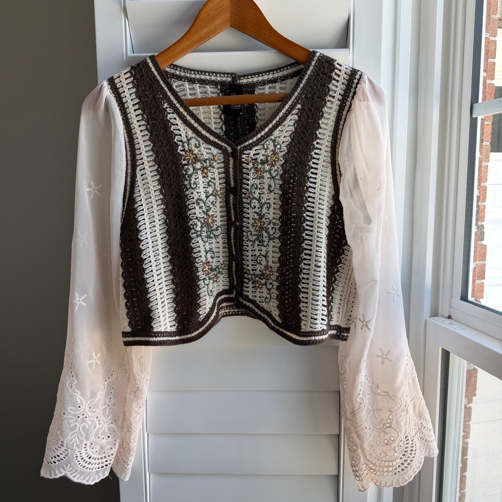 CIDER Crochet Knit Top Embroidered Floral Long Sleeve Boho Cropped Blouse Small