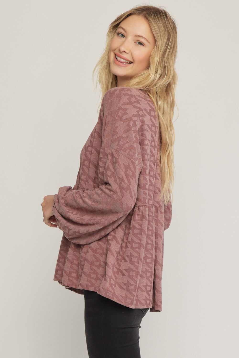 Entro V-Neck Houndstooth Long Sleeve Tiered Knit Top