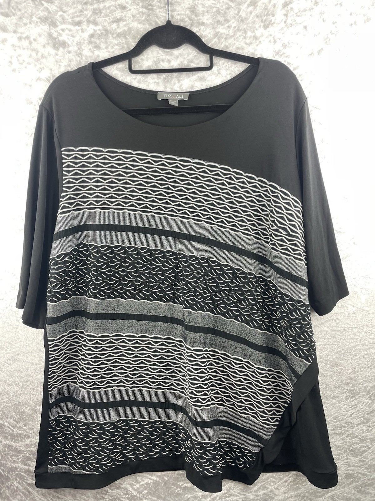 Women’s Roz & Ali Size 3 XL Black & White Tunic Top Short Sleeves Textured Front