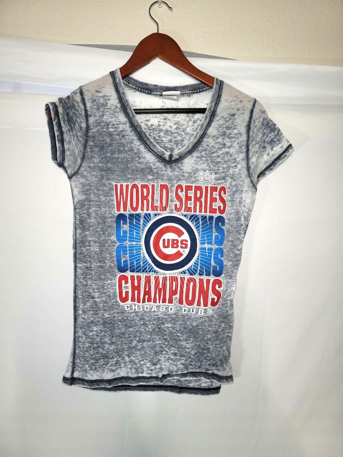Chicago Cubs 2016 World Series Champions Womans Sz Small Shirt V neck