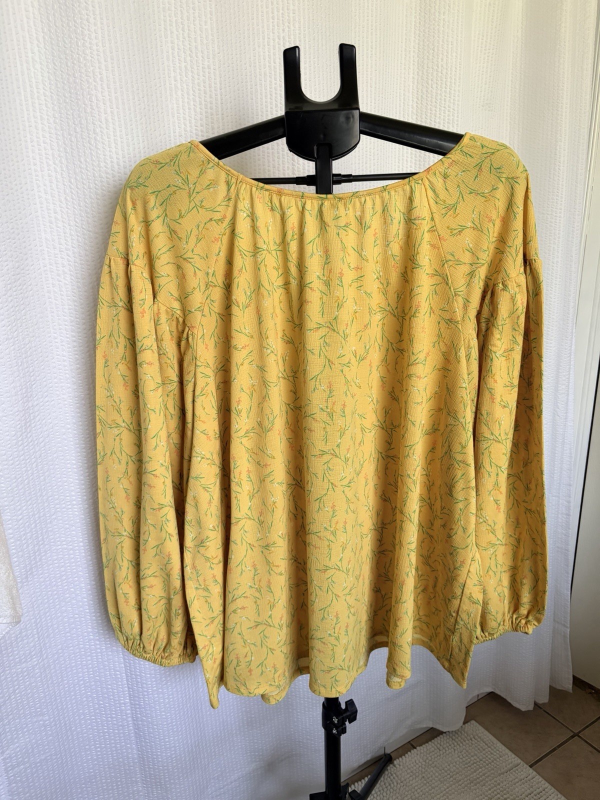 Ava & Viv Women’s Plus 4X Yellow Floral Scoop Neck long sleeve Flowy Top Blouse