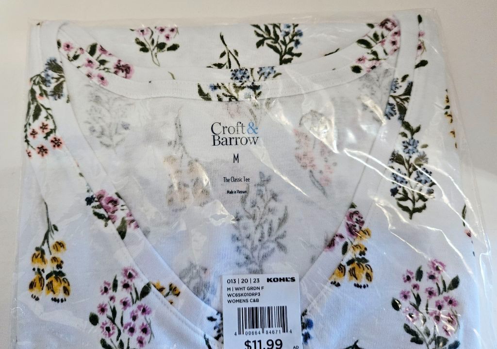 Croft & Barrow VNeck Floral T-Shirt ~White Garden Floral ~Womens Sz M ~NWT
