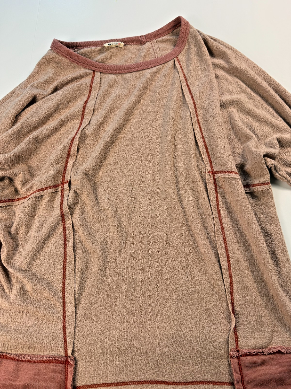BIBI Womens Contrast Stitch Crinkle Knit Pullover Top Boho Exposed Seam Mauve