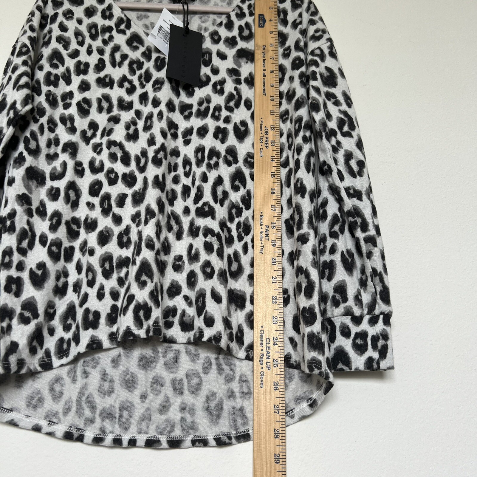 NWT GIBSONLOOK Fleece Sweater Ivory Black Animal Print V-Neck Top Small Womens