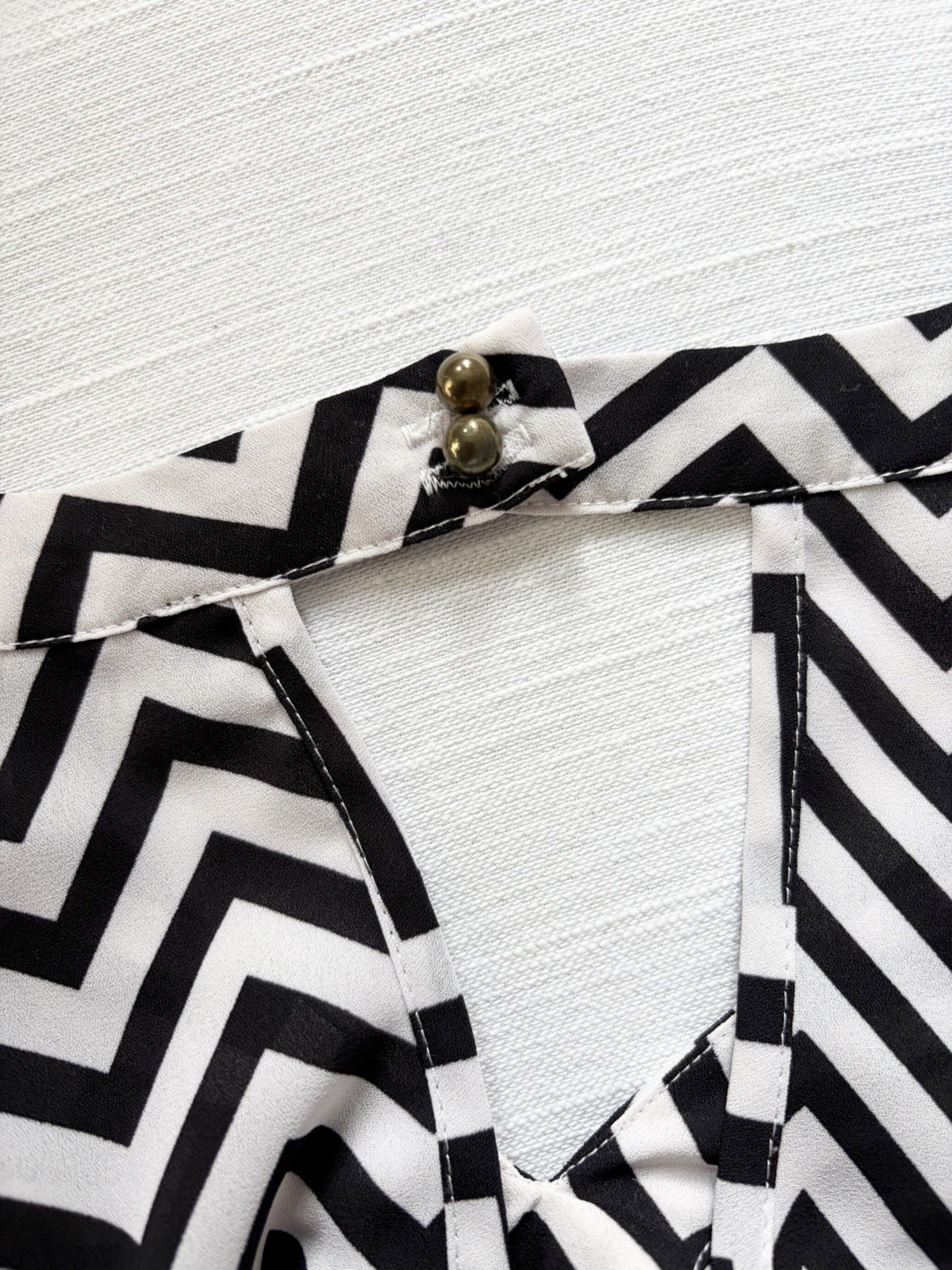 The Limited Women’s Black/White Chevron V-Neck Keyhole 3/4 Sleeve Blouse M y2k