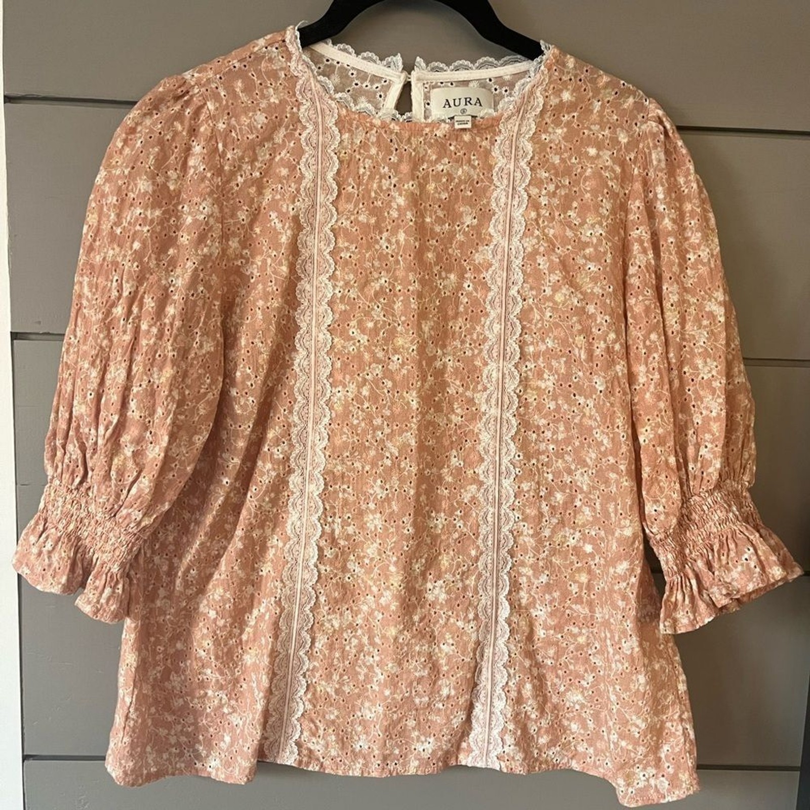 AURA size‎ small eyelet spring apricot floral and lace 3/4 puff sleeve top EUC