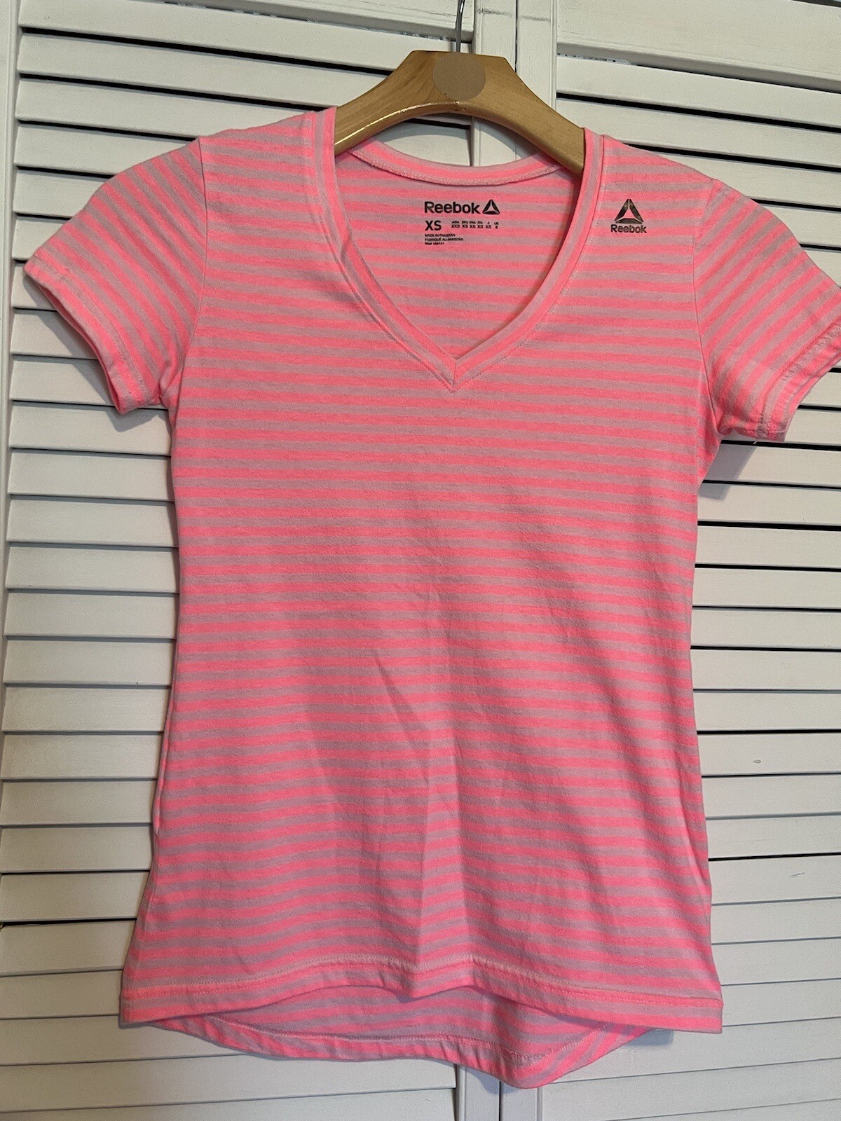 REEBOK Women’s Size XS Xsmall Shirt Top T-shirt Athletic Pink Striped V-neck