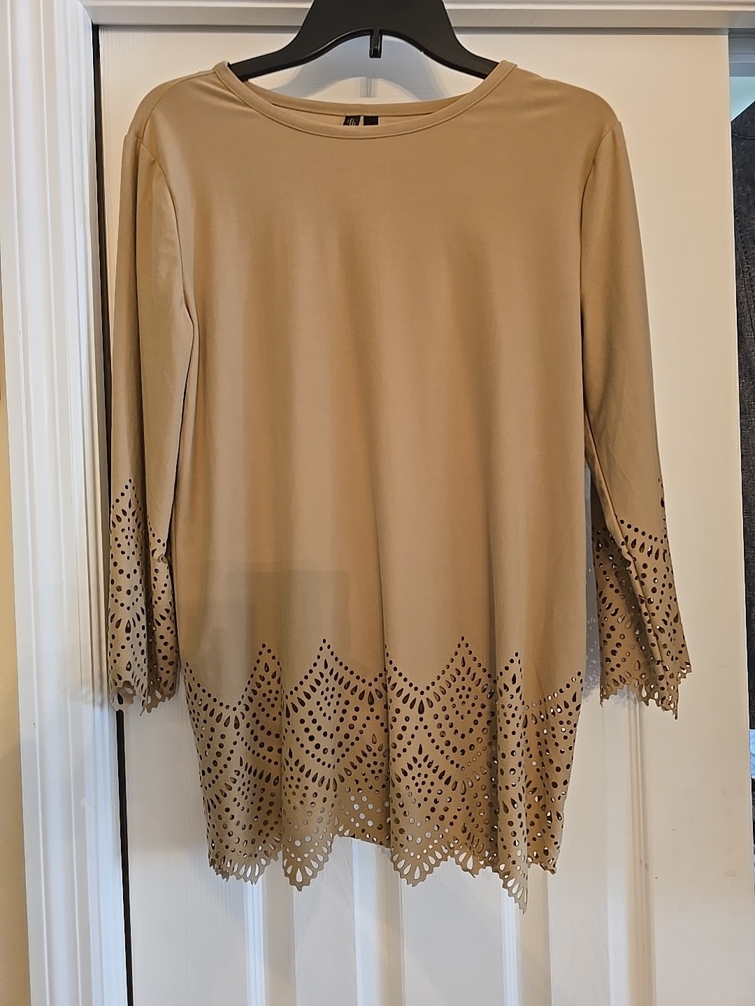 Allie & Rob Women’s Top Cutout Lace FAWN/BEIGE S NWOT