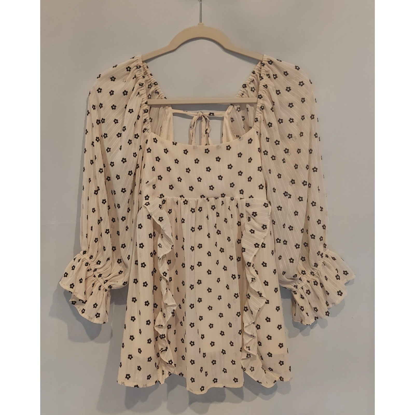 Altar’d State Womens Cream & Black Floral Open Back Ruffle Blouse Size Medium