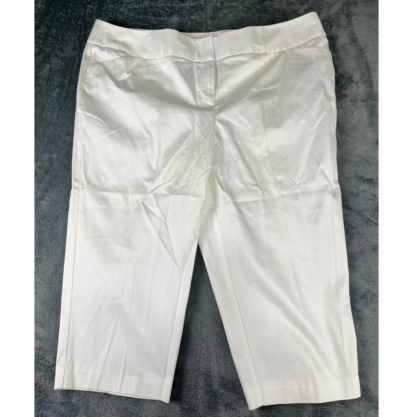 women’s White Modern fit 20W small spot nwt see photos