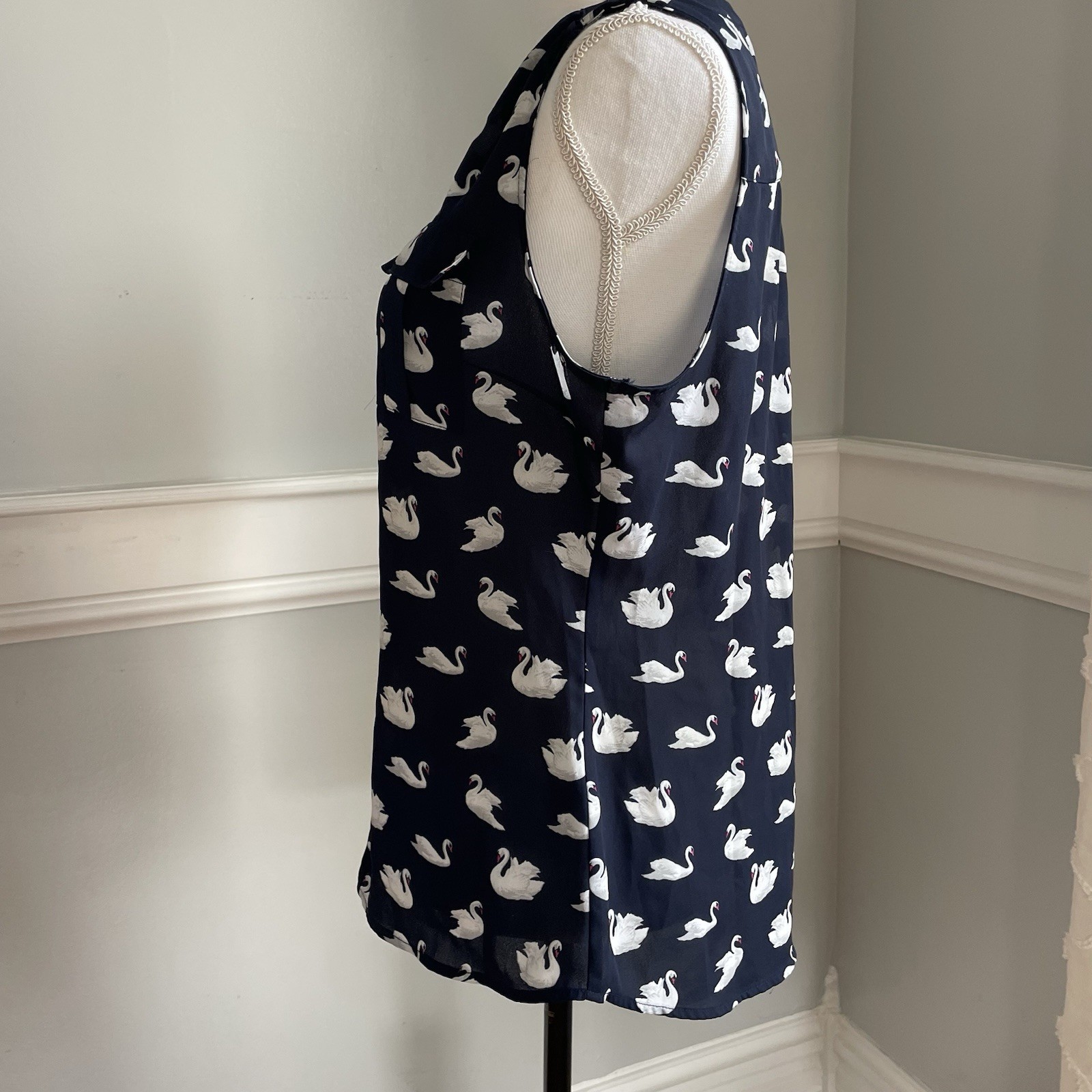 Soho Jeans Women’s Medium Sleeveless Swan Print Blouse Navy Medium Button Up