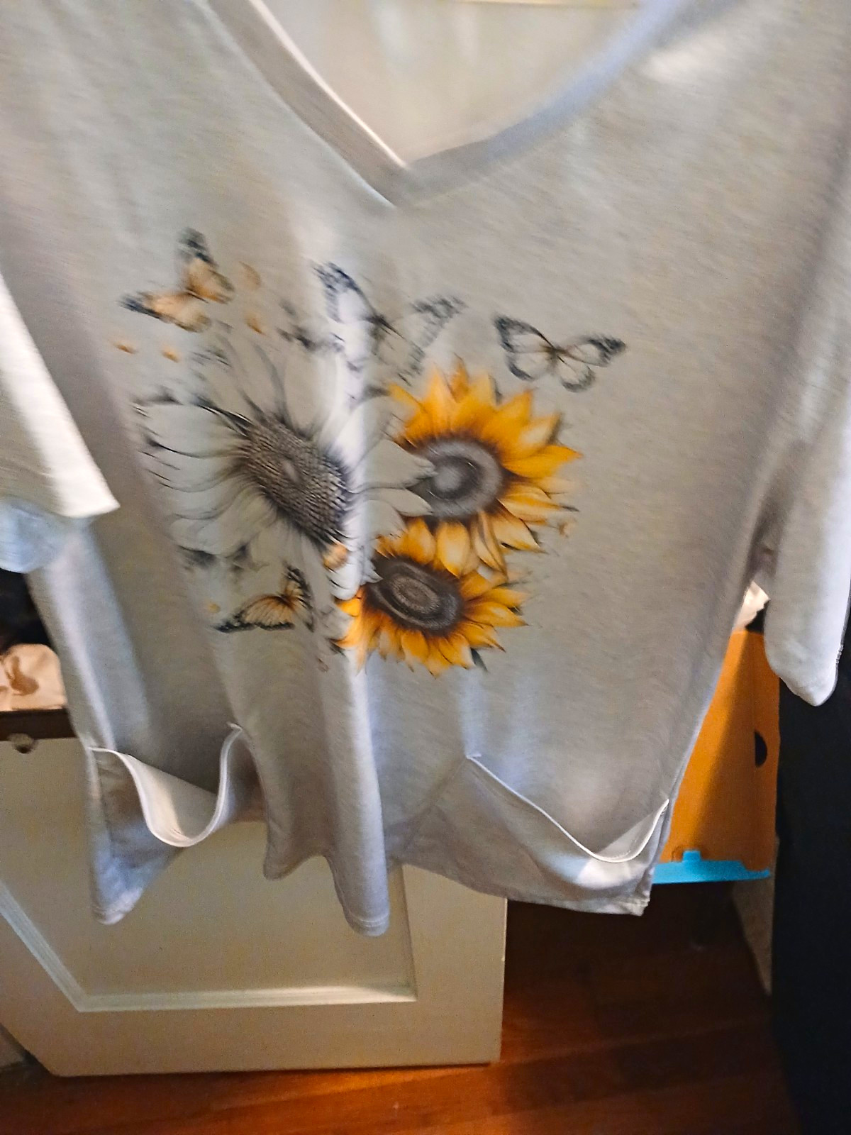 Women’s Gray Scrub V-Neck Short Sleeve T-Shirt Sunflower Butterfly Print XXL
