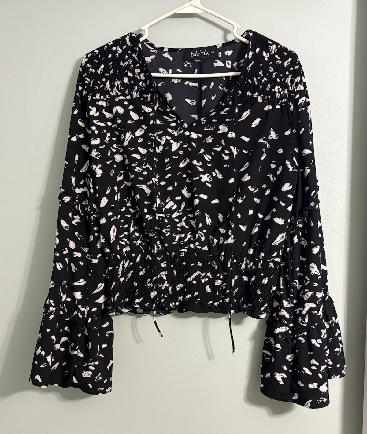 fab’rik Black White Abstract V-Neck Smocked Waist Chiffon Bell Blouse Size M