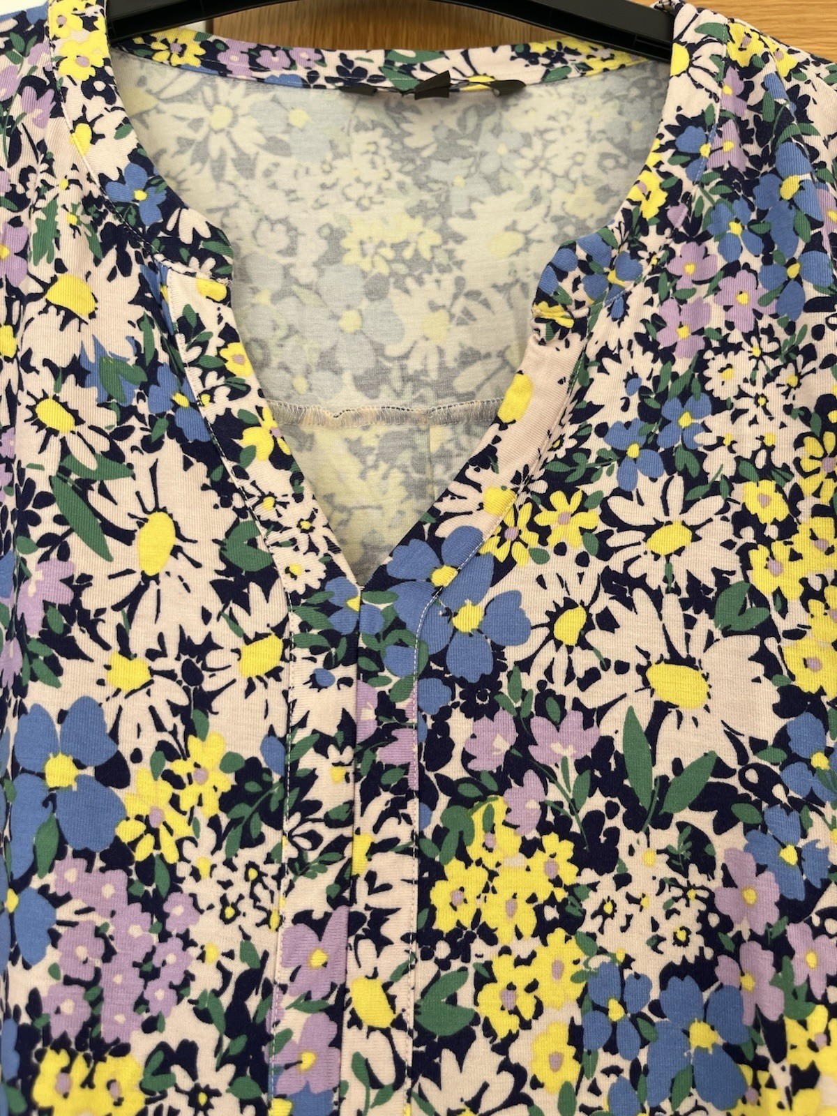 LADIES VERY PRETTY LONG SLEEVE SUMMER FLORAL TOP SIZE 22 LOVELY COLOURS BNWOT.