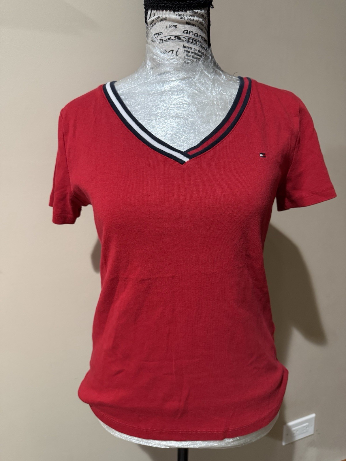 Tommy Hilfiger Women’s Red Solid V-Neck Short Sleeve Cotton Knit Logo Tee M